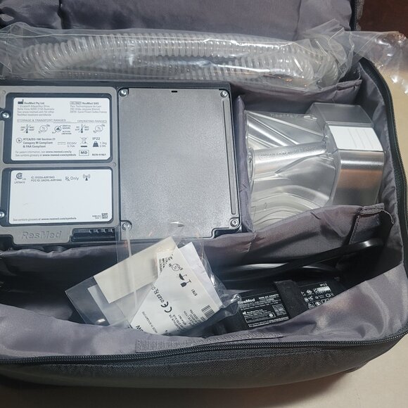 ResMed Air sense 10 Autoset CPAP with Bag & Accessories. Comes ONLY 27 RUN HOURS - Picture 4 of 16